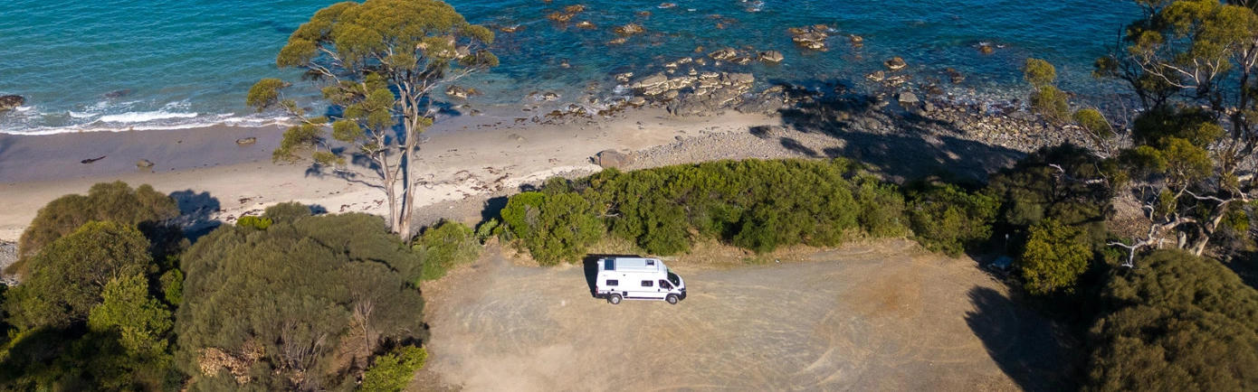 Der Jayco Atlas 2 Berth von Let's Go Motorhomes für Australien am Strand